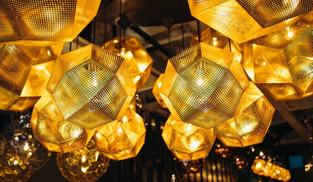 「TOM DIXON SHOP」に展示された「Etch Pendant Brass 32cm」を組み合わせてシャンデリアのように仕立てられている