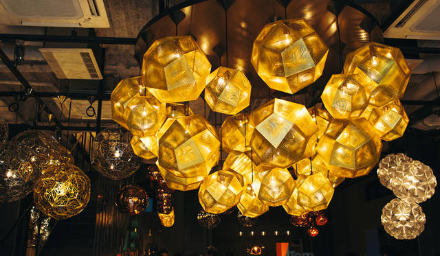 「TOM DIXON SHOP」に展示された「Etch Pendant Brass 32cm」を組み合わせてシャンデリアのように仕立てられている