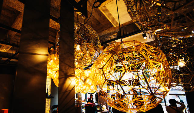 「TOM DIXON SHOP」に展示された大ぶりなペンダントライトは「Etch Web Brass Pendant」