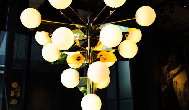 「TOM DIXON SHOP」に展示された「Plane Chandelier」