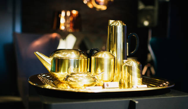 「TOM DIXON SHOP」店内に展示された、いずれも「Form」シリーズのティーセット。トレー「Tray Square」、ティーポット「Teapot」、シュガーボール「Sugar Bawl and Spoon」、ティーキャディー「Tea Caddy」、水差し「Jug」、ミルク差し「Milk Jug」。ティーカルチャーが根付いたイギリスらしい展示だ