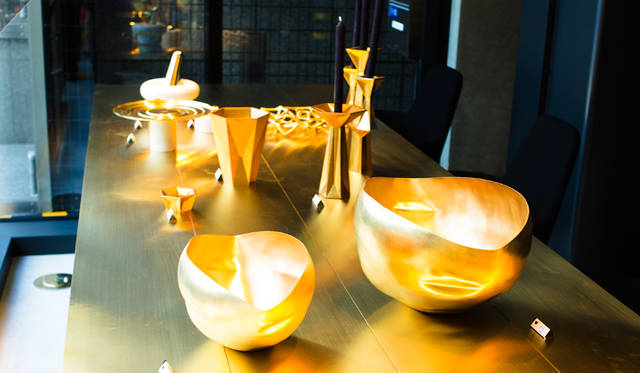 クラフト感たっぷりのメタル素材が魅力的なホームアクセサリーが並ぶ「TOM DIXON SHOP」の店内。手前の「Bash Vessel 」シリーズの「Small」と「Large」は、フラワーベースなどに使いやすい。テーブル中央の「Gem」シリーズは左から「Vase Lage」「Tea Light Holder」「 Candelabra」」「Candelestick」