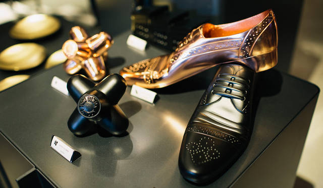 オブジェとしても楽しく、ドアストッパーなどとして使えるオーナメント。右の“ノーブルでシックなブラックのシューズ”「Cast Shoe」、奥の「Cast Shoe Copper」。左の「Cast  Mini Jack Black」「Cast  Mini Jack Copper」