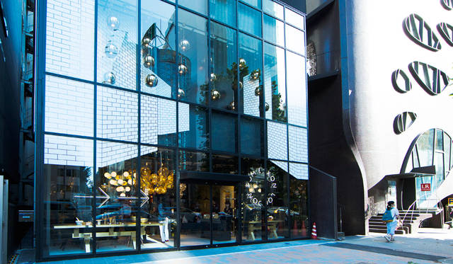 青山通りに面した「TOM DIXON SHOP」。2015年7月、日本初出店を果たした