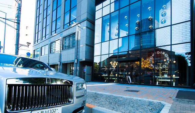 青山通りに面した「TOM DIXON SHOP」。2015年7月、日本初出店を果たした