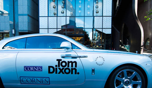 青山通りに面した「TOM DIXON SHOP」の前に、おなじ英国ブランドでもあるロールスロイスの“トム・ディクソン”特別仕様車も登場
