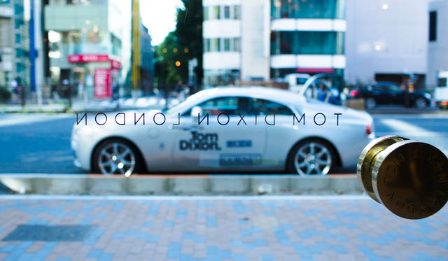 青山通りに面した「TOM DIXON SHOP」の前に、おなじ英国ブランドでもあるロールスロイスの“トム・ディクソン”特別仕様車も登場