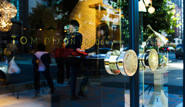 青山通りに面した「TOM DIXON SHOP」。2015年7月、日本初出店を果たした