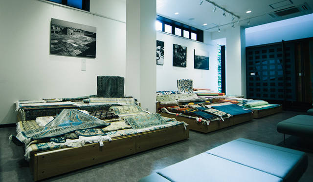 「TOM DIXON SHOP」の店内。2階には、商談スペースがもうけられ、豊富なテキスタイルも展示されている