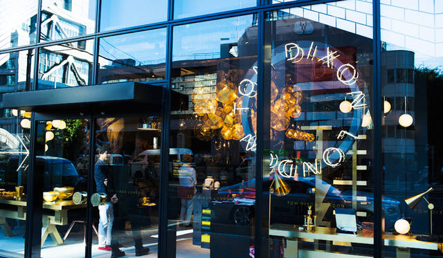 青山通りに面した「TOM DIXON SHOP」。2015年7月、日本初出店を果たした