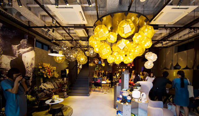 「TOM DIXON SHOP」の店内。エントランスフロアは照明の展示が豊富で、「Etch Pendant Brass 32cm」や「Etch Web Brass Pendant」などが、圧巻の存在感を示している