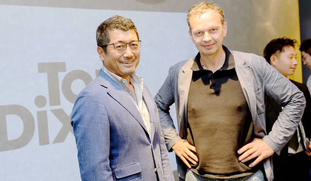 トム・ディクソン氏と旧知のデザイナー、奥山清行氏もオープン前のレセプションに訪れ、「TOM DIXON SHOP」が東京にできたことを喜んでいた