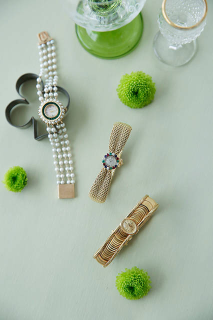 （左）ルシアン・ピカール／1950年代製　パール・緑石ガラス　59万4000円　（中）ジャガー・ルクルト／1950年代製　18KYG・ダイヤモンド・エメラルド・ルビー・サファイヤ　91万8000円　（右）ロレックス／参考商品