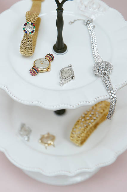 （左から）ジャガー・ルクルト／1950年代製　18KYG・ダイヤモンド・エメラルド・ルビー・サファイヤ　91万8000円、ジュベニア／1950年代製　18KYG・合成ルビー・合成サファイヤ　27万円、ル・クルト／1960年代製　14KWG・ダイヤモンド　41万400円、オメガムーブ／参考商品