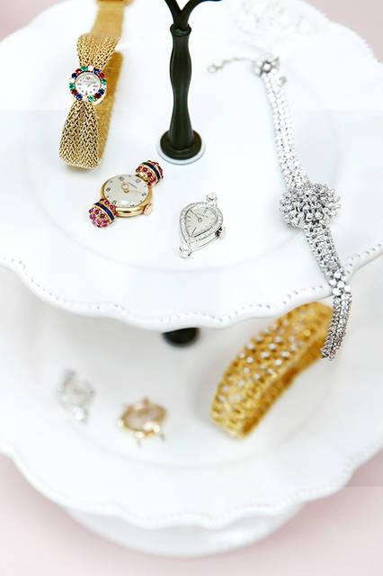 （左から）ジャガー・ルクルト／1950年代製　18KYG・ダイヤモンド・エメラルド・ルビー・サファイア　91万8000円、ジュベニア／1950年代製　18KYG・合成ルビー・合成サファイア　27万円、ル・クルト／1960年代製　14KWG・ダイヤモンド　41万400円、オメガムーブ／参考商品