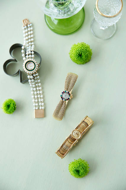 （左）ルシアン・ピカール／1950年代製　パール・緑石ガラス　59万4000円　（中）ジャガー・ルクルト／1950年代製　18KYG・ダイヤモンド・エメラルド・ルビー・サファイア　91万8000円　（右）ロレックス／参考商品