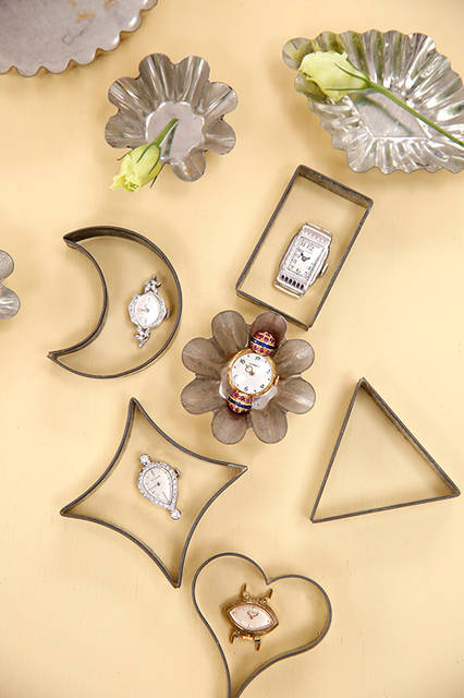 （上から反時計まわりに）グリュエン／参考商品、レディーエルジンムーブ／1960年代製　14KWG・ダイヤモンド　17万2800円、ル・クルト／1960年代製　14KWG・ダイヤモンド　41万400円、ル・クルト／1960年代製　14KYG　14万400円、ジュベニア／1950年代製　18KYG・合成ルビー・合成サファイア　27万円