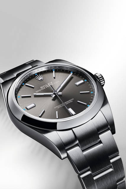 オイスター パーペチュアルに、シリーズ最大となる39mmサイズで、エレガントでスポーティーな新色ダイヤルが魅力の新作モデルが登場した<br><br><strong>オイスター パーぺチュアル 39</strong><br />ケース｜904Lステンレススチール<br />直径｜39mm<br /> ムーブメント｜自動巻き（Cal.3132）<br />ダイヤル｜ダークロジウム<br />ブレスレット｜904Lステンレススチール<br />防水｜100m<br />価格｜58万3200円<br />