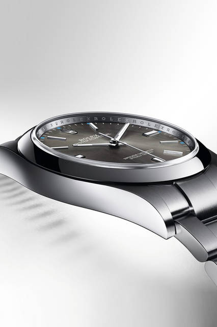 <strong>オイスター パーぺチュアル 39</strong><br />ケース｜904Lステンレススチール<br />直径｜39mm<br /> ムーブメント｜自動巻き（Cal.3132）<br />ダイヤル｜ダークロジウム<br />ブレスレット｜904Lステンレススチール<br />防水｜100m<br />価格｜58万3200円<br />