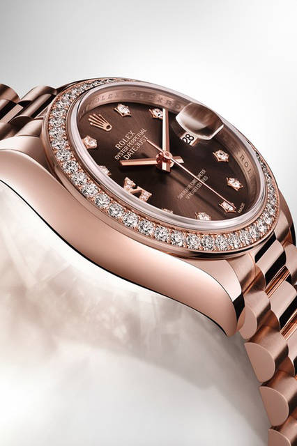 <strong>オイスター パーぺチュアル<br />レディ デイトジャスト  28</strong><br />ケース｜18Kエバーローズゴールド（ベゼルに44個のブリリアントカットダイヤモンド）<br />直径｜28mm<br />ムーブメント｜自動巻き（Cal.2236）<br />ダイヤル｜チョコレート、サンレイ仕上げ、アワーマーカーにはダイヤモンドを“スター”セッティング（IXに8個のダイヤモンド入り）<br />ブレスレット｜18Kエバーローズゴールド<br />防水｜100m<br />価格｜392万400 円