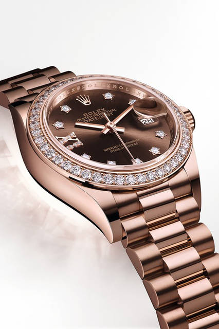 新デザインの28mmケースに、44個のブリリアントカットダイヤモンドが輝くベゼル。精緻な新ダイヤルには、貴石をセットしたアワーマーカーが映え、エレガントな女性らしさを演出<br><br><strong>オイスター パーぺチュアル<br />レディ デイトジャスト  28</strong><br />ケース｜18Kエバーローズゴールド（ベゼルに44個のブリリアントカットダイヤモンド）<br />直径｜28mm<br />ムーブメント｜自動巻き（Cal.2236）<br />ダイヤル｜チョコレート、サンレイ仕上げ、アワーマーカーにはダイヤモンドを“スター”セッティング（IXに8個のダイヤモンド入り）<br />ブレスレット｜18Kエバーローズゴールド<br />防水｜100m<br />価格｜392万400 円