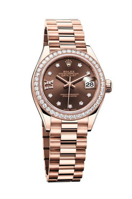 ダイヤルのアワーマーカーにはダイヤモンドを“スター”セッティング、IXには8個のダイヤモンドが輝く<br><br><strong>オイスター パーぺチュアル<br />レディ デイトジャスト  28</strong><br />ケース｜18Kエバーローズゴールド（ベゼルに44個のブリリアントカットダイヤモンド）<br />直径｜28mm<br />ムーブメント｜自動巻き（Cal.2236）<br />ダイヤル｜チョコレート、サンレイ仕上げ、アワーマーカーにはダイヤモンドを“スター”セッティング（IXに8個のダイヤモンド入り）<br />ブレスレット｜18Kエバーローズゴールド<br />防水｜100m<br />価格｜392万400 円