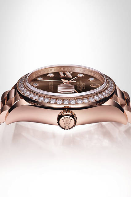 <strong>オイスター パーぺチュアル<br />レディ デイトジャスト  28</strong><br />ケース｜18Kエバーローズゴールド（ベゼルに44個のブリリアントカットダイヤモンド）<br />直径｜28mm<br />ムーブメント｜自動巻き（Cal.2236）<br />ダイヤル｜チョコレート、サンレイ仕上げ、アワーマーカーにはダイヤモンドを“スター”セッティング（IXに8個のダイヤモンド入り）<br />ブレスレット｜18Kエバーローズゴールド<br />防水｜100m<br />価格｜392万400 円