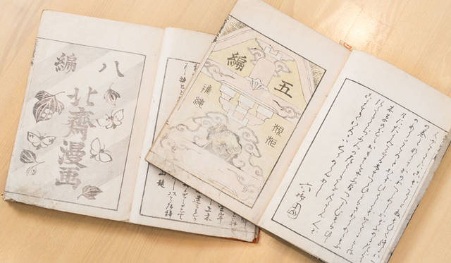 <strong>MITSUKOSHI｜日本橋三越本店</strong><br />今回のイベント「北斎漫画の世界へようこそ」では、北斎漫画の展示・販売に協力。希少な初摺（ずり）でコンディションの良いものを選りすぐり、約100点を額装して販売する