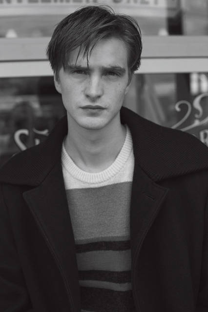 70年代のノスタルジックなムードが印象的な今季のプレコレクションより、重厚感のあるオーバーサイズのコートを使ったコーディネートをピックアップ。 ブリーチデニムやマルチカラーのモヘヤニットといったレトロなテクスチャーが、メゾン独自の解釈によってモダンなスタイルに。<br><br> コート28万5120円 ［阪急メンズ限定］、ニット6万3720円（メゾン マルジェラ／阪急メンズ大阪2階、阪急メンズ東京2階）