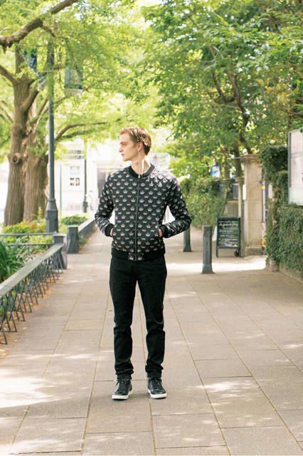 高貴さと優雅さを象徴するアイコン、クラウンをブルゾンにプリント。短めのリブのつくりや、ファスナーの部分にレザーのパイピングを施すなど、 シンプルなようでいて手の込んだ仕様がラグジュアリー感をプラス。 シンプルな黒のコーディネートも 旬なブルゾンひとつで新鮮に見える。<br><br> ブルゾン21万600円 ［阪急メンズ限定］、パンツ6万3720円、シューズ10万440円（ドルチェ&ガッバーナ／阪急メンズ大阪2階、阪急メンズ東京3階）