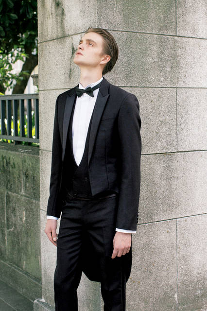 クラシックなスワロウテイルのコンダクタージャケットは、これからのパーティーシーズンで差別化を図るにはうってつけのアイテム。 エレガントなカッティングはメゾンの格式を物語り、裾幅17.5cmのスキニーなトラウザーがモダンな感性を表現してくれる。 <br><br> ジャケット54万円、パンツ12万4200円、ジレ12万9600円、シャツ8万9640円、ボウタイ1万9440円、カマーバンド4万2120円（ディオール オム／阪急メンズ大阪2階）