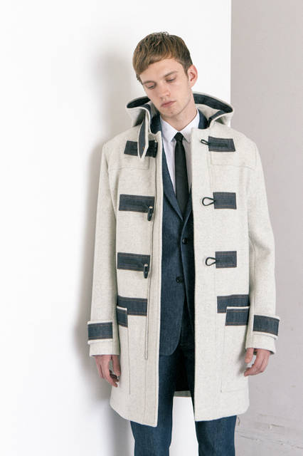 いまの気分を代表する素材、デニムを使ったセットアップは、ナローカラーのホワイトシャツとブラックタイでVゾーンをモノトーンに。そこにエクリュカラーのダッフルコートを合わせれば、ほど良い力の抜け加減を漂わせつつも、品のある大人のカジュアルを楽しめる。 <br><br> コート49万6800円、パンツ9万1800円、ジャケット23万7600円、シャツ6万5880円、タイ2万4840円（ディオール オム／阪急メンズ大阪2階）