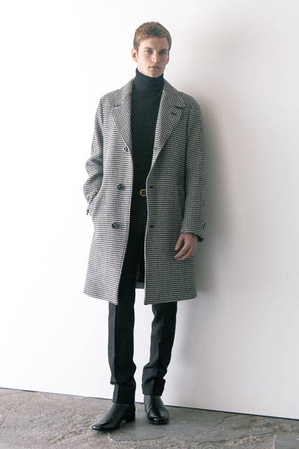 1960年代と80年代はじめに漂っていた独特なモダンな雰囲気をミックス。ハウンドトゥース柄のシャープなスタイルのコートに、細身のパンツを合わせたモッズスタイル。さらに極上の素材使いによって、さり気ないラグジュアリー感も薫り立つ。 <br><br> コート42万1200円、パンツ14万400円、ニット14万400円、ベルト12万9600円、ブーツ21万6000円（トム フォード／阪急メンズ大阪3階、阪急メンズ東京3階）