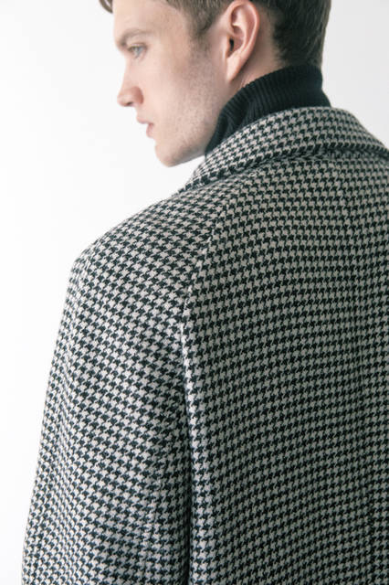1960年代と80年代はじめに漂っていた独特なモダンな雰囲気をミックス。ハウンドトゥース柄のシャープなスタイルのコートに、細身のパンツを合わせたモッズスタイル。さらに極上の素材使いによって、さり気ないラグジュアリー感も薫り立つ。 <br><br> コート42万1200円、ニット14万400円（トム フォード／阪急メンズ大阪3階、阪急メンズ東京3階）