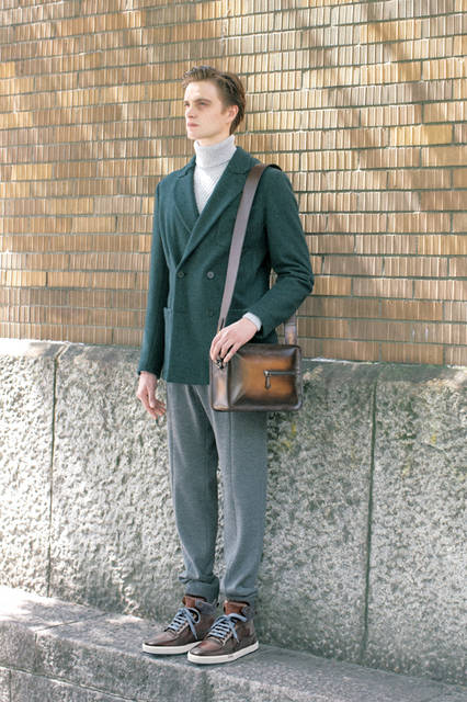 スポーツウエアとテーラリングを融合した今季のコレクション。軽やかな着心地の一枚仕立てのウールジャケットに合わせるのは、ジャージー素材のジョギングパンツ。フロントはクリースが入り、後ろの裾にはリブが入ったデザインは時代の気分を象徴するかのようなリラックス感が漂う。 <br><br> ジャケット64万2600円、パンツ13万7160円、ニット16万8480円、シューズ21万1680円、バッグ［W28.5×H21.5×D10.5cm］29万520円（ベルルッティ／阪急メンズ大阪1階）