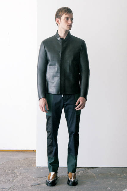 秋冬の特徴的なディテール、パッチワーク アートによって構成されたコーディネート。ブルゾンはラムレザーを使い、フロントにパッチワークをアレンジ。ネイビー、グレー、ブラックといった落ち着きあるカラーパレットで表現されたニット、パンツにもパッチワーク加工が施されている。 <br><br> ジャケット44万7120円、パンツ6万5880円、ニット8万1000円、シューズ24万1920円　※いずれも8月上旬入荷予定（フェンディ／阪急メンズ大阪3階、阪急メンズ東京3階）