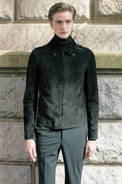 スエードのブルゾンとウールのパンツが織りなすコントラストは、ベルベットのようなエフェクトを効かせた存在感を放つ。ブルゾンはミニマルな世界観のなかにモダンなカッティングを取り入れたもので、ドレス仕立てのパンツがより洗練されたコーディネートへと引き立ててくれる。 <br><br> ブルゾン50万8680円、パンツ参考商品、ニットスタイリスト私物（バレンシアガ／阪急メンズ大阪2階、阪急メンズ東京2階）