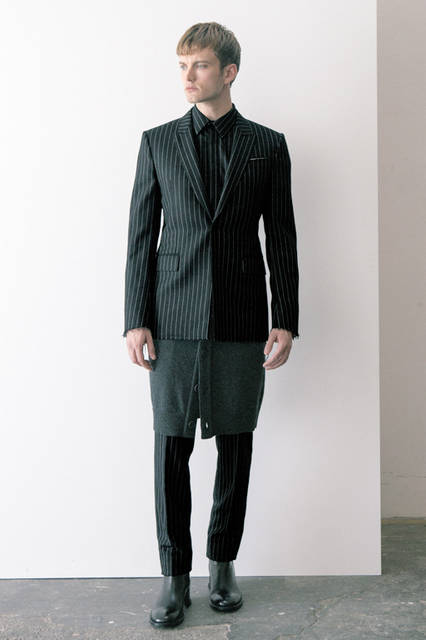マスキュリンなチョークストライプのスーツは、イタリアンマフィアをイメージした今シーズンを代表するルックのひとつ。ジャケット、パンツ、シャツすべて共布となったセットアップは、テーラリングとしての端正さをローエッジで仕上げ、ニットスカートでフェミニンな要素をミックスしたもの。 <br><br> ジャケット40万8240円、パンツ11万1240円、シャツ8万4240円、スカート10万440円、シューズ14万400円　※いずれも9月上旬入荷予定（ジバンシィ／阪急メンズ大阪2階、阪急メンズ東京2階）