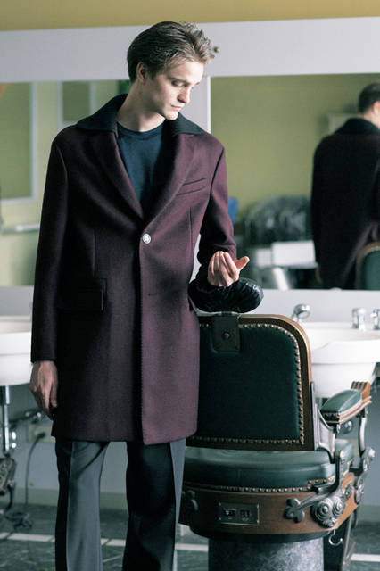 上襟に取り外しできるリブ編みのニットをあしらい、軽やかに仕立てられたコートは、アームの3本ステッチやトップのみメタルボタンとなった モダンなディテールがスパイスに。 オーバーサイズながらスリムフィットで仕立てられたパンツとのコーディネートにモダンな感性が宿る。<br><br> コート55万800円、 パンツ7万4520円、 Tシャツ3万8880円（ランバン／阪急メンズ大阪2階、阪急メンズ東京2階）