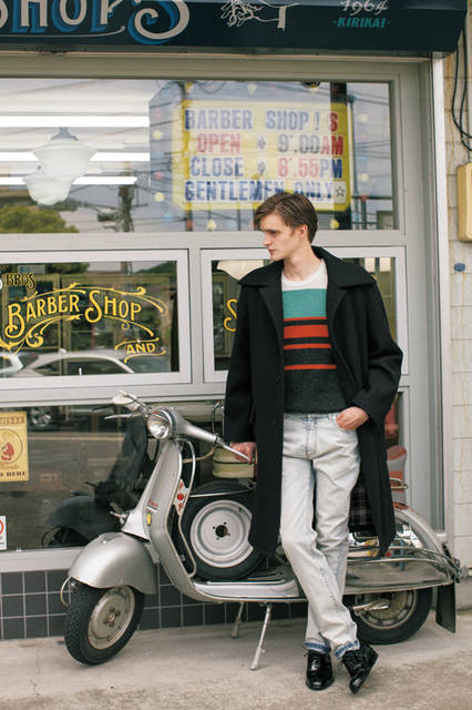 70年代のノスタルジックなムードが印象的な今季のプレコレクションより、重厚感のあるオーバーサイズのコートを使ったコーディネートをピックアップ。 ブリーチデニムやマルチカラーのモヘヤニットといったレトロなテクスチャーが、メゾン独自の解釈によってモダンなスタイルに。<br><br> コート28万5120円 ［阪急メンズ限定］、 パンツ6万3720円 ［阪急メンズ限定］、 ニット6万3720円、 シューズ10万9080円 （メゾン マルジェラ／阪急メンズ大阪2階、阪急メンズ東京2階）