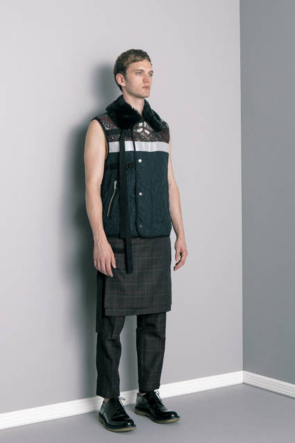 ファイヤーマンのワークウエアのディテールとオリエンタルモチーフをミックスしたキルティングブルゾンは、襟にラビットファーを用いたノースリーブのデザイン。キルトを重ね合わせたレイヤードパンツとミックスすれば、センスと個性に満ちたコーディネートを楽しめるはず。<br><br> ブルゾン18万360円 ［阪急メンズ限定］、 パンツ16万8480円 ［阪急メンズ限定］ ※いずれも9月中旬入荷予定 （ドリス ヴァン ノッテン／阪急メンズ大阪2階 『ガラージュ D.エディット』、阪急メンズ東京2階）