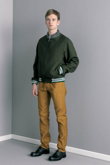 スポーティーなブルゾンも、上質なウールギャバジンのダブルフェースで仕立てれば、大人のカジュアルにふさわしい仕上がりに。ブルゾンのカーキとキャメルのデニムを合わせることで、裾とアームのリブのライン使いがアイコニックな 存在として引き立ってくる。<br><br> ブルゾン36万3960円 ［阪急メンズ限定］、パンツ7万4520円、 Tシャツ、シューズ参考商品 ※いずれも8月下旬入荷予定 （ジル・サンダー／阪急メンズ大阪3階、阪急メンズ東京3階）