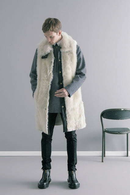 ムートンのロングジレは、それだけでもラグジュアリーな雰囲気が漂うアイテム。そこにネイビーチェックのプルオーバーを合わせ、 上品にカジュアルダウン。 スリムなテーパードパンツと ボリューミーなブーツを合わせた 計算されたシルエットが美しい。<br><br> ジレ69万4440円、 パンツ9万2880円、プルオーバー14万3640円 ［阪急メンズ限定］、タイ2万9160円、シューズ9万3960円（マルニ／阪急メンズ大阪2階 『ガラージュ D.エディット』、阪急メンズ東京2階）