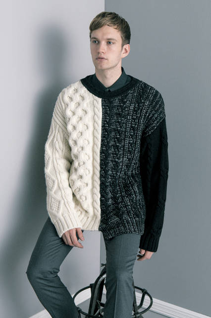 編みの異なるニットをシンメトリーに組み合わせ、鮮やかなモノトーンのコントラストを演出。裾はメランジの入った黒い部分のみ、フロントを長く取っており、そのアンバランスさも個性の ひとつ。ダークグレーのドレッシーなスキニーパンツを合わせたスタイリングがおすすめだ。<br><br> ニット20万1960円 ［阪急メンズ限定］、パンツ7万9920円 ［阪急メンズ限定］ ※いずれも8月中旬入荷予定 シャツ参考商品（ ヴィクター&ロルフ ／阪急メンズ東京2階）