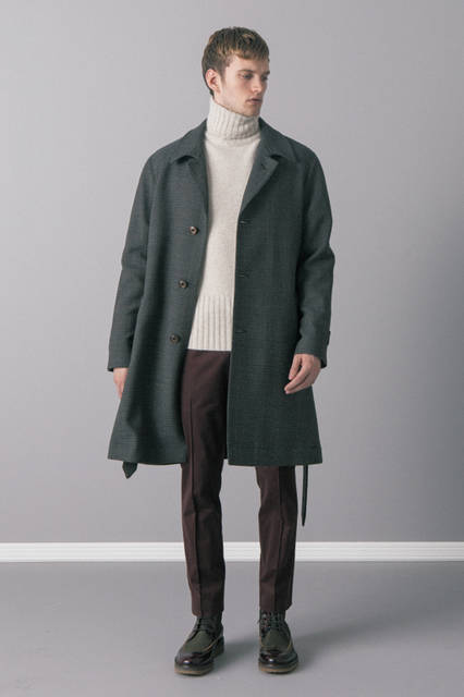 グレンチェックのコートの インナーにはネックと裾のリブを長くとったリラックス感のあるニットを。ウエストにリブの入ったドローコード付きパンツはロックステッチで側章を模した デザインにすることで、ルーズなシルエットのなかに、ラグジュアリー感とエレガントな雰囲気をミックス。<br><br> コート26万8920円 ［阪急メンズ限定］、パンツ7万2360円 ［阪急メンズ限定］、ニット13万8240円、シューズ12万2040円 ［阪急メンズ限定］ ※コート、シューズは 8月中旬入荷予定 （マーク ジェイコブス ／阪急メンズ東京2階）