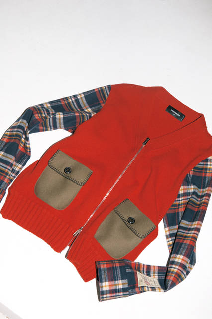 着るだけでなく、腰巻きしてもアクセントになりそうな、ニットとチェックの切り替えが洒脱なブルゾン。身頃にあしらわれたフラップのハンドステッチや裾の太めのリブがカジュアルにこなれた雰囲気を添える。秋冬のカジュアルを アップデートさせるなら、必須の一着といえる。<br><br>ブルゾン12万9600円 ［阪急メンズ限定］（ ディースクエアード ／阪急メンズ大阪2階、阪急メンズ東京2階）