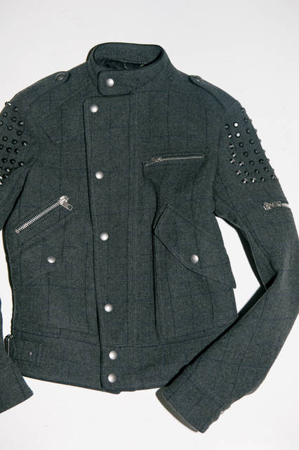 ブランドDNA的存在ともいえるバイカージャケットを、ブリティッシュのモッズからインスパイアされた生地で仕立てた一着。アームのみならず、前立てにも施されたスタッズ使いや、エポーレットでミリタリーテイストを加えるなど、異なる要素が巧みにミックスされている。 <br><br>ジャケット30万8880円 ［阪急メンズ限定］※8月中旬入荷予定（ディーゼル ブラック ゴールド ／阪急メンズ大阪2階『ディーゼル』、阪急メンズ東京4階）