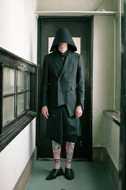 「The Power of Ceremony」をシーズンテーマとして掲げる今季、 これまでのテーラードにはないパターンで仕立てたセットアップが登場。長いテープ状の生地を螺旋状に巻きつけたジャケットは 革新者であり続けるブランドの哲学を感じさせる仕上がりだ。<br><br>ジャケット11万5560円、 パンツ4万3200円、 シャツ1万9440円、 ハット2万520円、 アームカバー&レッグカバーのセット 1万1880円、 シューズ5万4000円 （コム デ ギャルソン・オム プリュス ／阪急メンズ大阪2階 『コム デ ギャルソン・エディテット』）