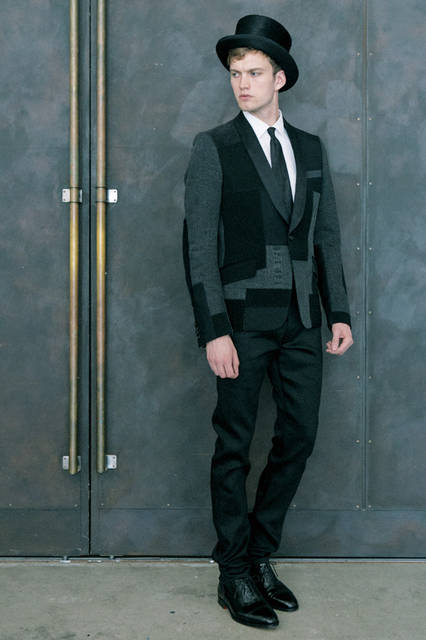 ジュンヤ マン流のフォーマルウエアは、ショールカラーのラペルをもったジャケットにデニム生地などの異素材を使ってパッチワークを施したもの。リーバイスとのコラボによる、ベーシックなブラックデニムで新時代のフォーマルスタイルが完成する。 <br><br>ジャケット21万4920円、パンツ3万8880円、シャツ3万9960円、シューズ12万2040円、ネクタイ9720円、カマーバンド2万5920円、ハット参考商品（ コム デ ギャルソン・ジュンヤ ワタナベ マン ／阪急メンズ大阪2階『コム デ ギャルソン・エディテット』、阪急メンズ東京4階 ※8月29日［土］オープン予定）