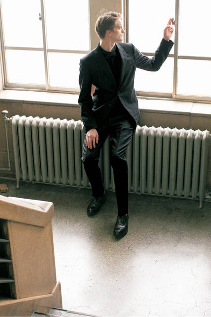 ヨコ糸にウールと純国産シルクを使用し、上質な光沢と深みのある色合いを表現したセットアップスーツ。タテ糸にはポリエステルを使うことで、より軽い着心地を味わえる。高密度のジャカード織りによる格子柄のスーツは、テーラードと現代のスポーツスタイルが巧みにブレンドされた一着。<br><br>ジャケット12万9600円、 パンツ7万200円、 シャツ3万4560円、 シューズ9万1800円（ イッセイ ミヤケ メン ／阪急メンズ大阪3階、阪急メンズ東京3階）